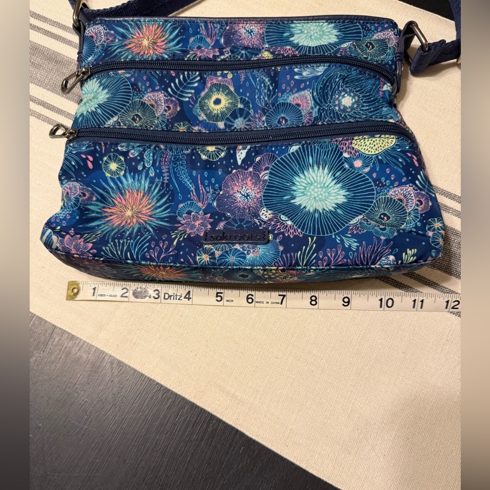 Sakroots basic crossbody in eco-twill royal blue seascape, women’s bag - Picture 7 of 9